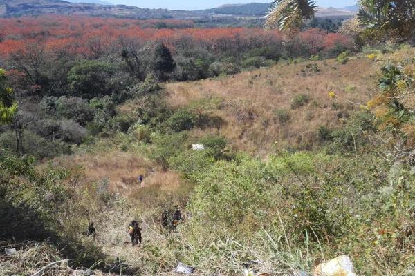 El camión de valores fue encontrado con perforaciones de bala, al parecer se trató de un asalto. (Foto Prensa Libre: J. Patzán) <br _mce_bogus="1"/>