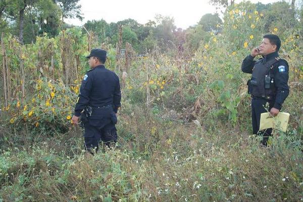 Agentes de la PNC coordinan el procedimiento de vigor en el lugar del hallazgo del cadáver. (Foto Prensa Libre: Víctor Chamalé)<br _mce_bogus="1"/>