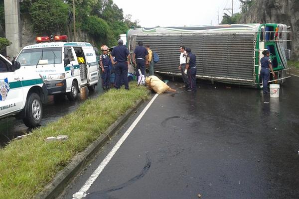 El autobús de transportes Mazariegos quedó atravesado en el kilómetro 37 de la ruta Interamericana. (V. Chamalé)<br _mce_bogus="1"/>