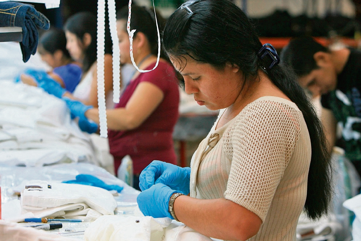 El estudio alerta sobre la situación laboral de las mujeres y los jóvenes, e indicios de que podría estar subiendo la informalidad. (FOTO PRENSA LIBRE: HUGO NAVARRO)