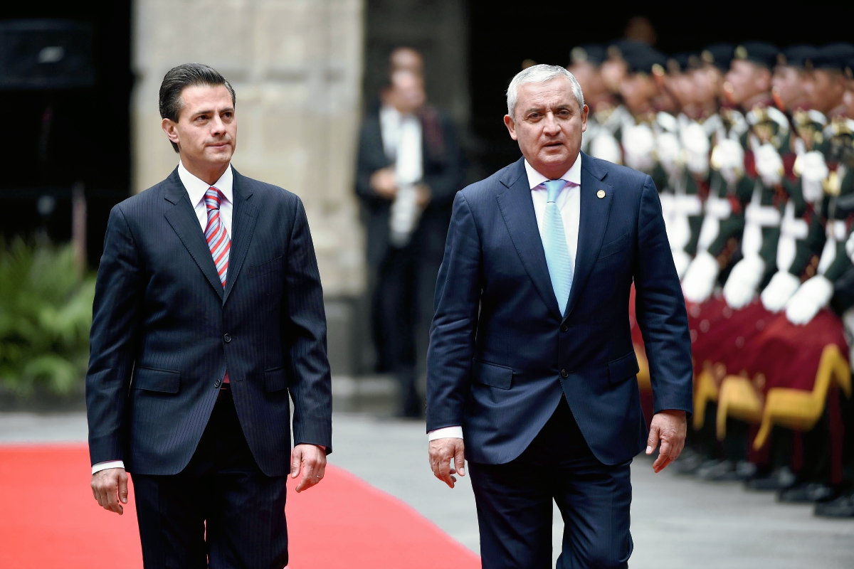 El presidente de México Enrique Peña Nieto y el presidente de Guatemala Otto Pérez Molina. (Foto Prensa Libre:AFP)