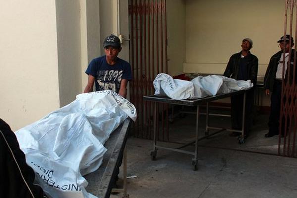 Familiares de los dos hermanos ultimados ingresan los cadáveres a la morgue de la ciudad de Jalapa. (Foto Prensa Libre: Hugo Oliva)<br _mce_bogus="1"/>