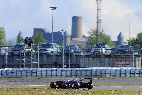 El guatemalteco Andrés Saravia, captado durante su recorrido en la pista alemana de Nurburgring. (Foto Prensa Libre: Hemeroteca PL)