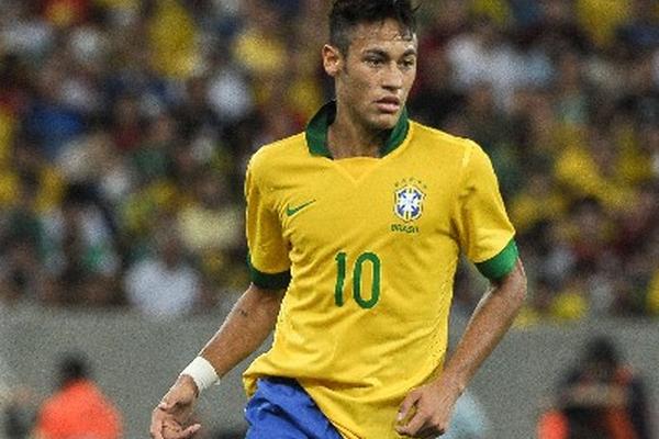 Neymar, quien esta semana firmó contrato con el Barcelona, cumplió otro sueño al jugar con la 10 de la Seleçao. (Foto Prensa Libre: AFP)