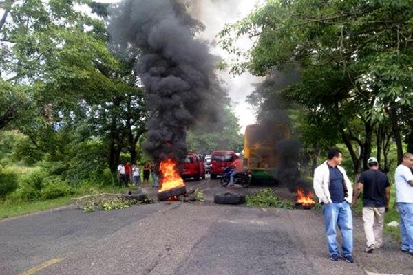 Manifestantes bloquean carretera interamericana en el kilómetro 143.5 (Foto Prensa Libre: Óscar González)<br _mce_bogus="1"/>