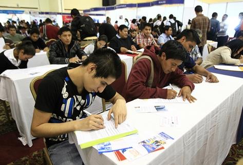 Decenas de jóvenes y adultos acudieron ayer al primer día, de dos, de la Feria del Empleo que realiza AmCham. En la actividad diversas empresas ofrecen 1 mil 300 plazas. (Foto Prensa Libre: Álvaro Interiano)