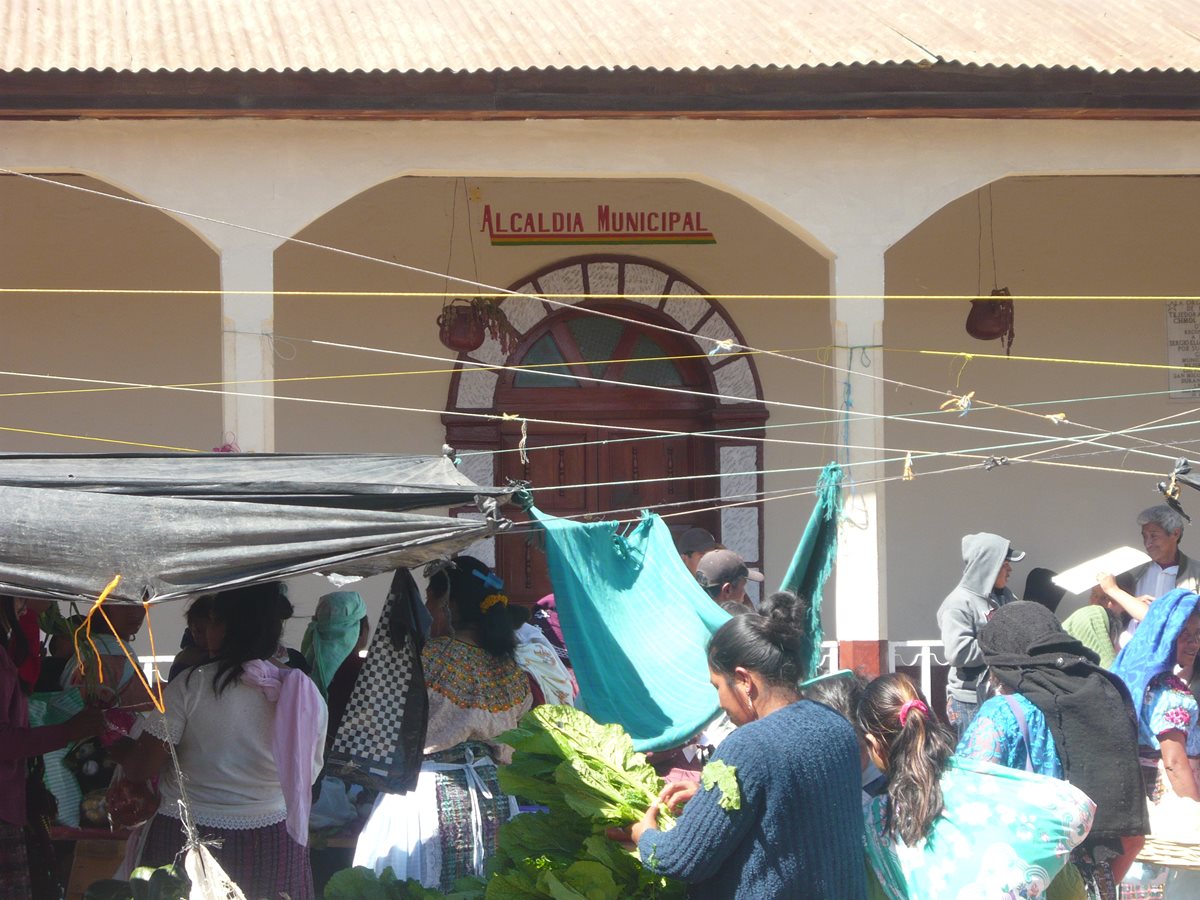 En San Miguel Ixtahuacán, San Marcos, fueron liberados ocho agentes de la PNC que habían sido retenidos por un grupo de pobladores. (Foto Prensa Libre: Genner Guzmán)