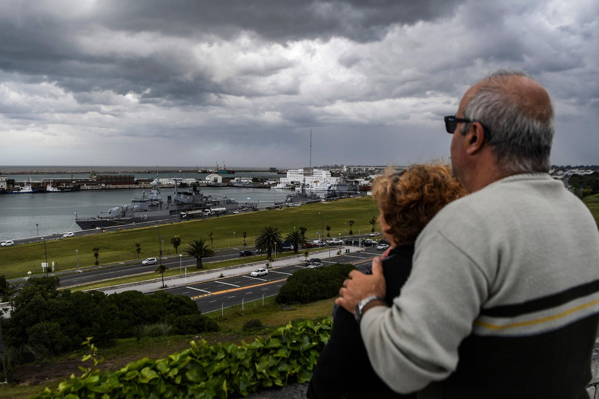 Una pareja espera con impaciencia noticias de la búsqueda de submarino perdido, en Mar del Plata, Argentina. (Foto Prensa Libre: AFP)