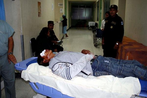 Uno de los heridos es atendido en el Hospital Nacional de Guastatoya. (Foto Prensa Libre: Hugo Oliva)<br _mce_bogus="1"/>