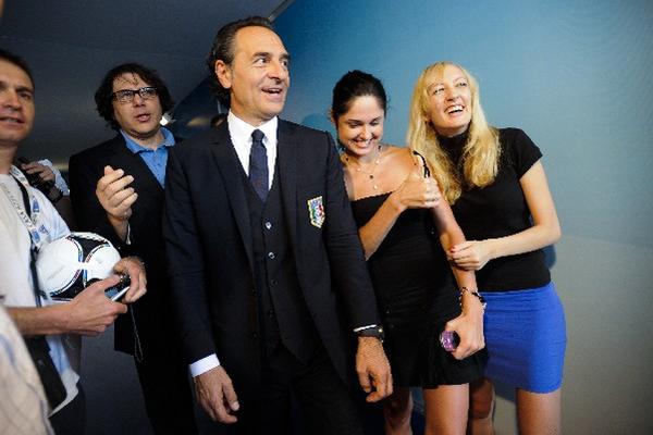 El técnico de Italia Cesare Prandelli dijo el lunes que podría dar un paso a un costado y dejar la selección si no le garantizan que tendrá más tiempo para trabajar con los jugadores. (Foto Prensa Libre: AFP)