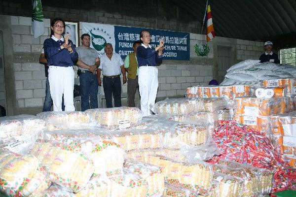 ayuda alimentaria  que la fundación taiwanesa entregó a familias afectadas por la lluvia en la comunidad El Manacal, Pueblo Nuevo Viñas.