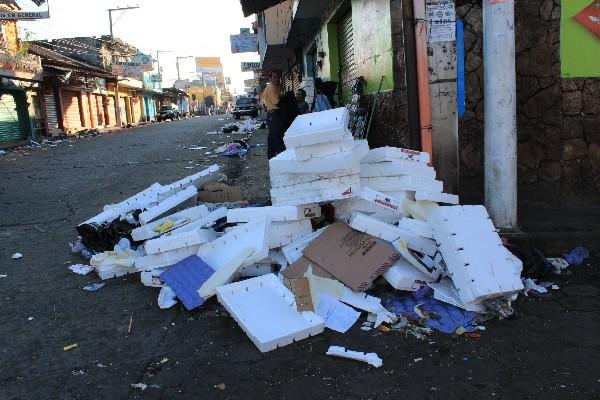 Una  de  las  calles  de Coatepeque luce llena  de desechos   que dejaron    comerciantes informales.