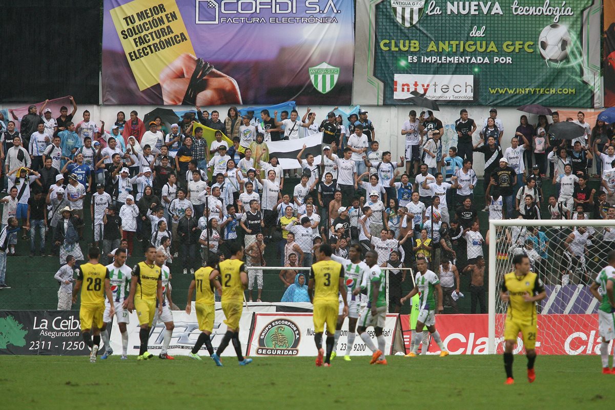 Aficionados de Comunicaciones alentando a su equipo ayer en el estadio Pensativo. (Foto Prensa Libre: Jesús Cuque)