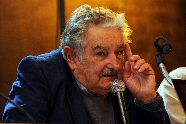 El presidente de Uruguay, José Mujica, decidió recientemente retirar a la policía de las tribunas de los estadios de futbol. (Foto Prensa Libre: EFE)