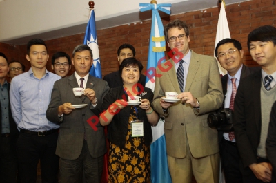 La misión de 27 empresas compradoras arribó ayer al país para realizar una visita de campo en las fincas y catar el café de altura de Guatemala. (Foto Prensa Libre: ÁLVARO INTERIANO)