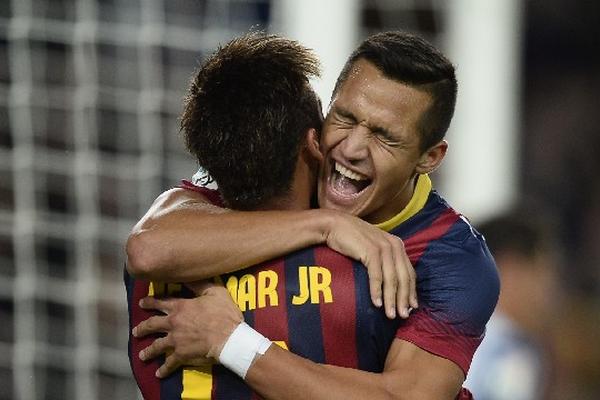 Emocionado luce Alexis Sánchez, cuando abraza con toda su fuerza a su compañero brasileño Neymar quien lo asistió. (Foto Prensa Libre: AP)