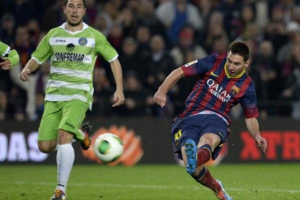 Lionel Messi anota uno de los dos goles contra Getafe. (Foto Prensa Libre: AFP)