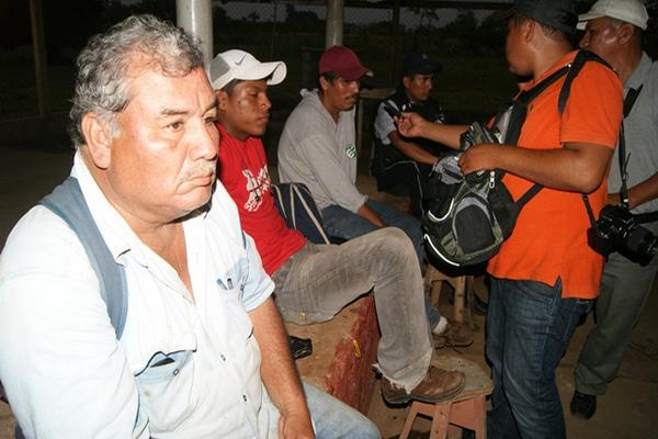 Empleados de Deocsa que estaban revisando contadores en el caserío Caballo Blanco, Retalhuleu, fueron retenidos por comunitarios. (Foto Prensa Libre: Jorge Tizol)<br _mce_bogus="1"/>