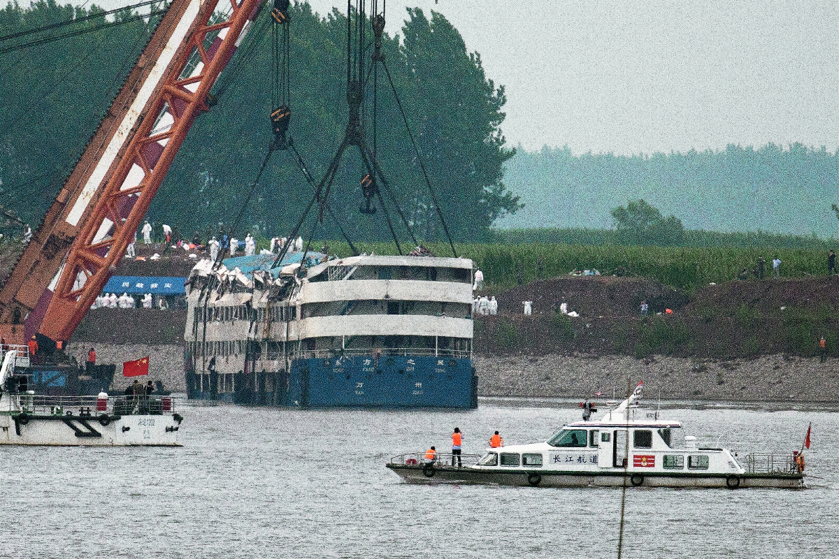 Equipos de rescate enderezaron el crucero Estrella de Oriente en Jianli, China. (Foto Prensa Libre:AP)