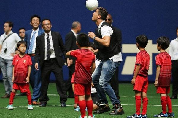 Cristiano Ronaldo se encuentra en Tokio, Japón, donde imparte clínicas de futbol. (Foto Prensa Libre: AFP)