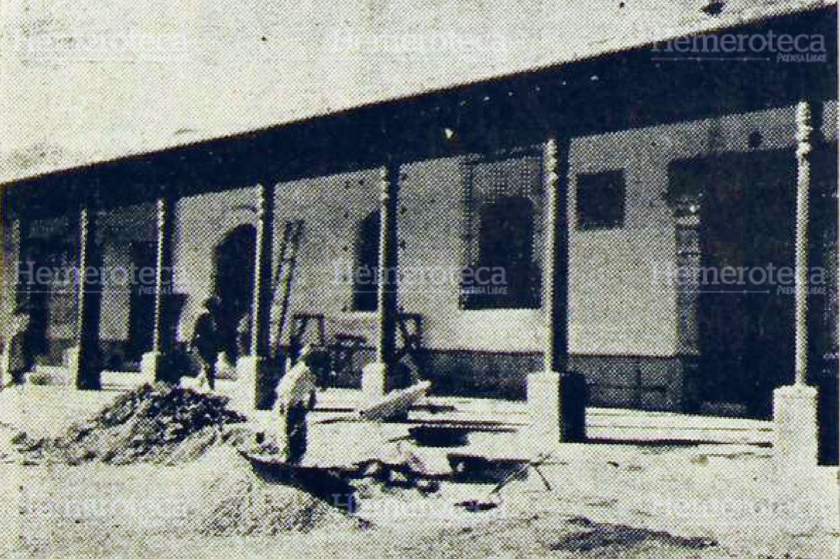 Trabajadores reconstruyen la casa que se convertiría en el Museo del Libro Antiguo. (Foto: Hemeroteca PL)