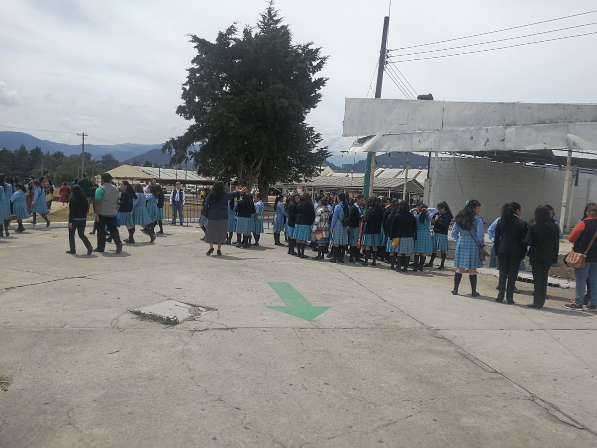 Alumnos y maestros de Xela señalaron excesiva seguridad y mala organización en la visita del presidente Jimmy Morales. (Foto Prensa Libre: Fred Rivera)