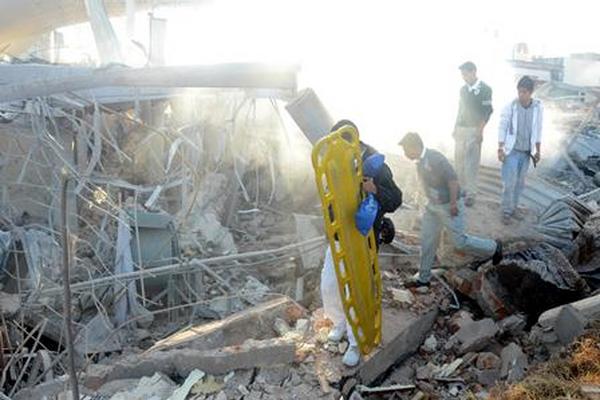 El lugar quedó destruido por explosión. (Foto Prensa Libre: EFE)