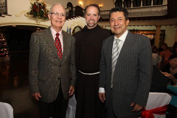 José Montero, padre Miguel Della Penna y Édgar López. (Foto Prensa Libre: Edwin Castro)