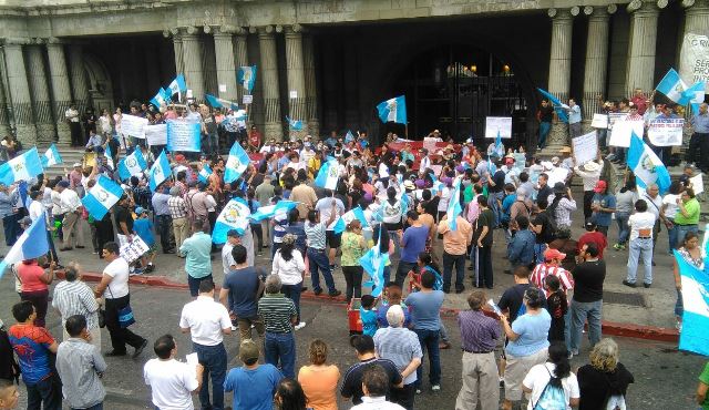 El grupo se reunió frente al Palacio Nacional. (Foto Prensa Libre: Estuardo Paredes)