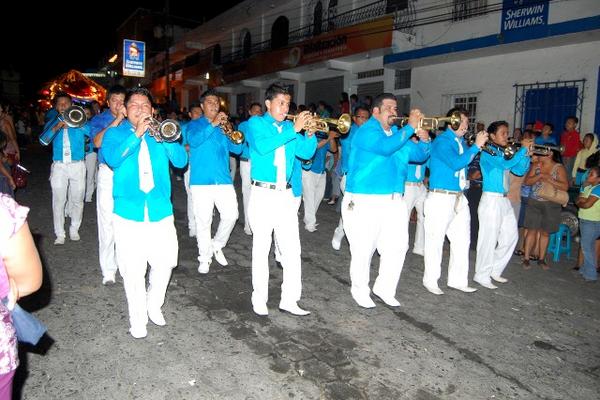 Banda del Instituto Rafael Arévalo Martínez hace su presentación en el desfile navideño de Coatepeque. (Foto Prensa Libre: Alexander Coyoy) <br _mce_bogus="1"/>