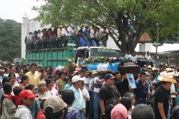 Una muchedumbre    de Tamahú y Cobán acompaña el cortejo fúnebre hacia el cementerio Los Pinos, en la cabecera de Alta Verapaz.