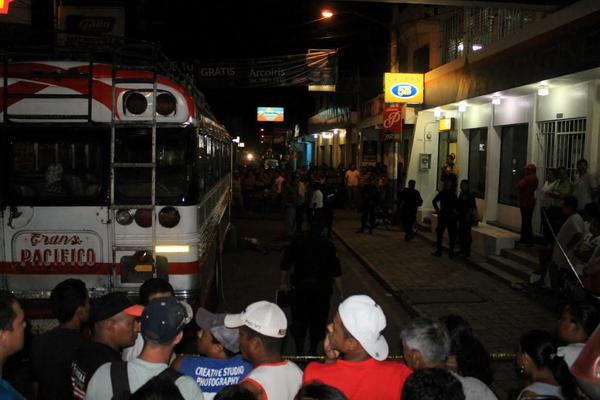 Agentes del MP buscan indicios del doble crimen en el autobús. (Foto Prensa Libre: Carlos Paredes)<br _mce_bogus="1"/>