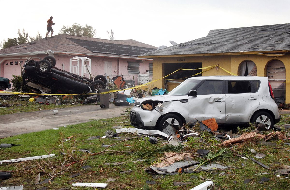 Destrozos causados por tornado en Florida. (Foto Prensa Libre: AP)