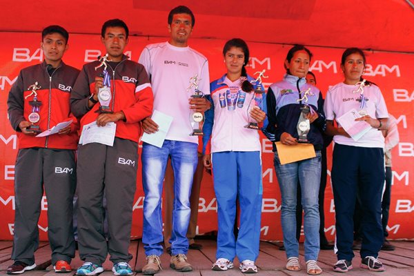 Los ganadores fueron galardonados con distintos premios. (Foto Prensa Libre: Aroldo Marroquín).