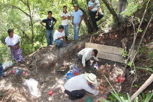 Vecinos observan parte de las osamentas encontradas en Chicamán, Quiché. (Foto Prensa Libre: Óscar Figueroa)<br _mce_bogus="1"/>