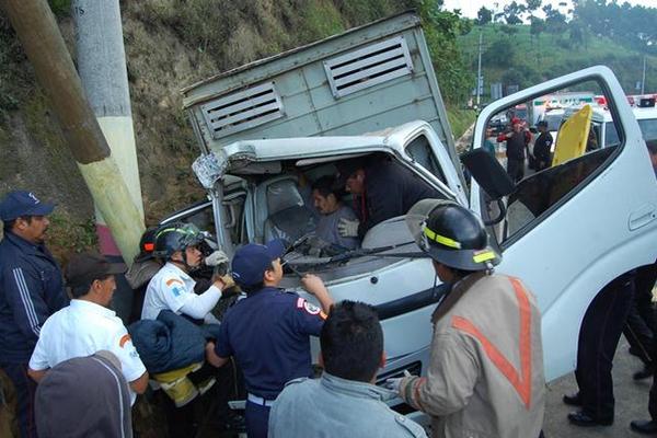 Bomberos Voluntarios y Municipales trabajan para rescatar a José Ángel Pérez. (Foto Prensa Libre: Víctor Chamalé)<br _mce_bogus="1"/>