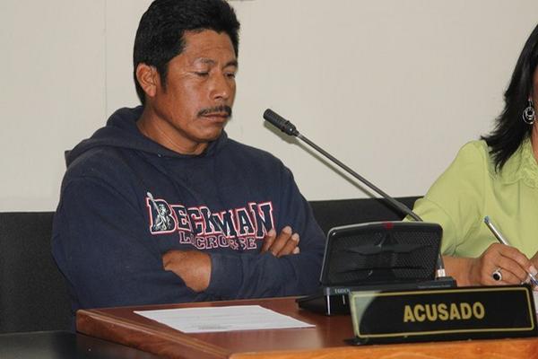 Jacinto García, sindicado de la muerte de un hombre, participa en la primera audiencia del juicio en su contra. (Foto Prensa Libre: Óscar González) 