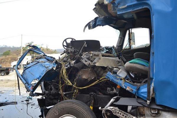 El tráiler quedó destruido debido al impacto con un bus en el kilómetro 44 de la ruta al Atlántico. (Foto Prensa Libre: Hugo Oliva) <br _mce_bogus="1"/>