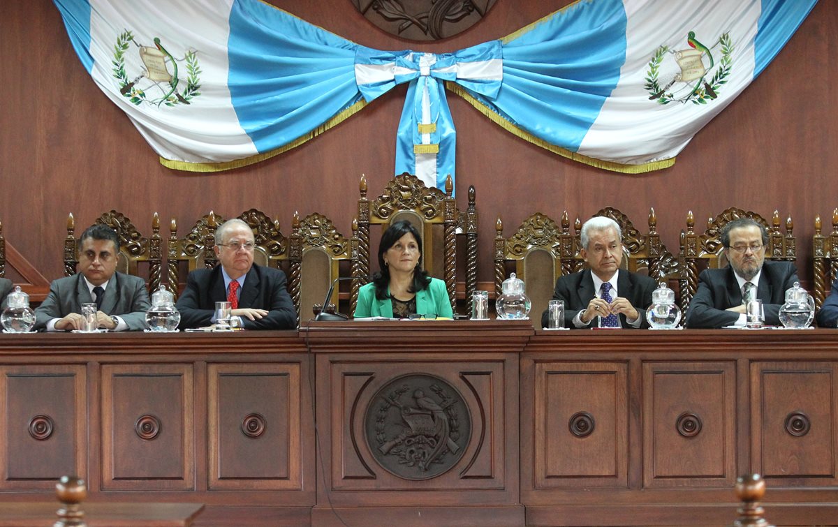 El pleno de magistrados de la CC por unanimidad denegaron la reiteración de amparo que presentaron el presidente Otto Pérez Molina y la abogada Karen Fischer. (Foto Prensa Libre: Hemeroteca PL)