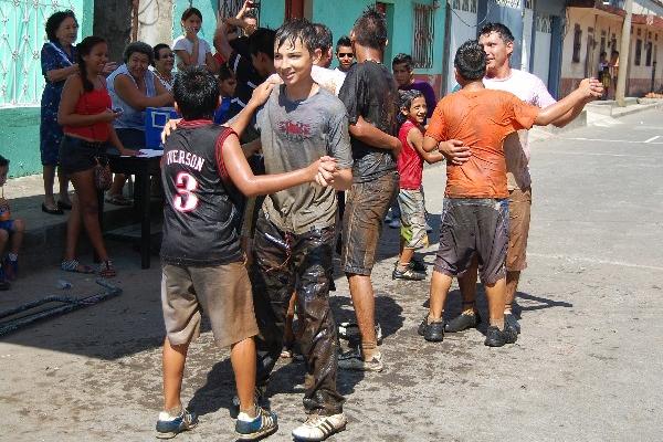 Jóvenes y  niños participan  en una  prueba del  rally, en Coatepeque, Quetzaltenango.