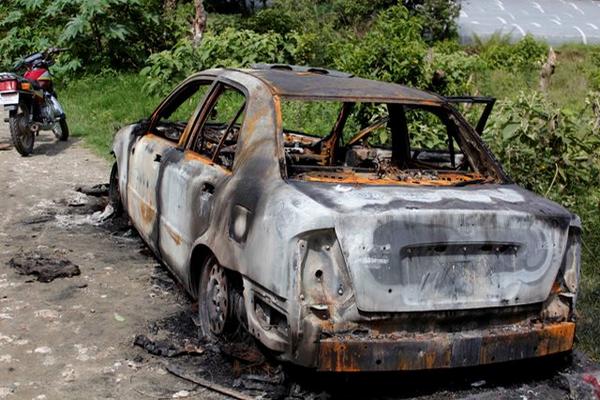 Vehículo fue incendiado en San Jerónimo, Baja Verapaz. (Foto: Prensa Libre)