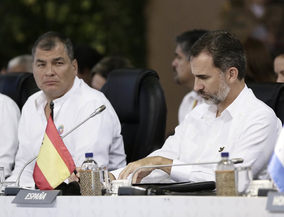 El presidente ecuatoriano Rafael Correa (i), y el rey Felipe VI de España (d), durante la inauguración de la cumbre. (Foto Prensa Libre: EFE).