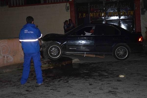 El cadáver de Kelvin Joel Santos quedó en el interior de un vehículo, en Chimaltenango. (Foto Prensa Libre: José Rosales)