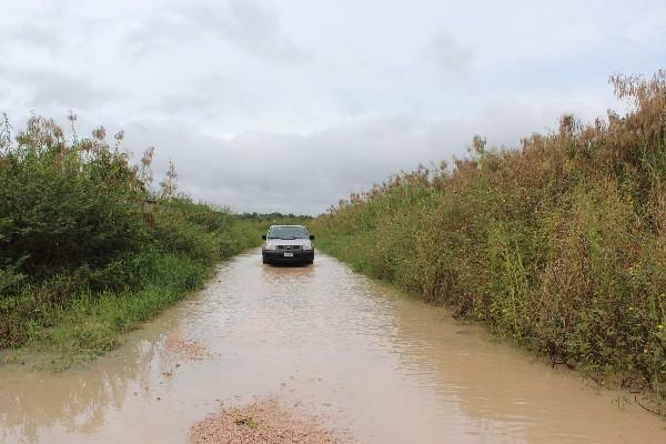 la Calle   al barrio Playa  Blanca está inundada.