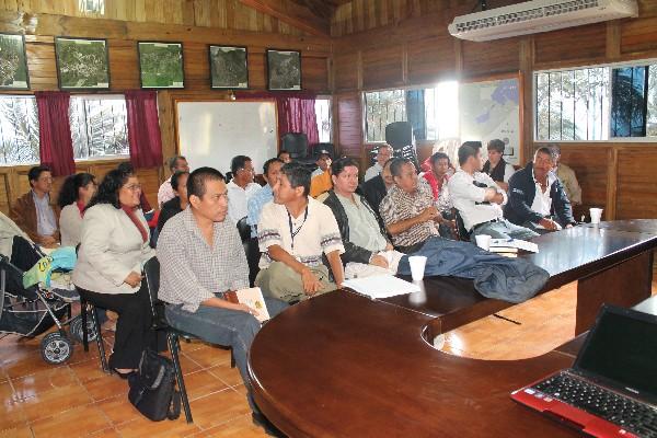 Autoridades y representantes del propietario del terreno, durante  la reunión en la Gobernación Departamental de Izabal.