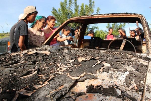 La víctima estaba atada de pies, manos y boca, fue reconocido por su hermano. (Foto Prensa Libre: Oswaldo Cardona)