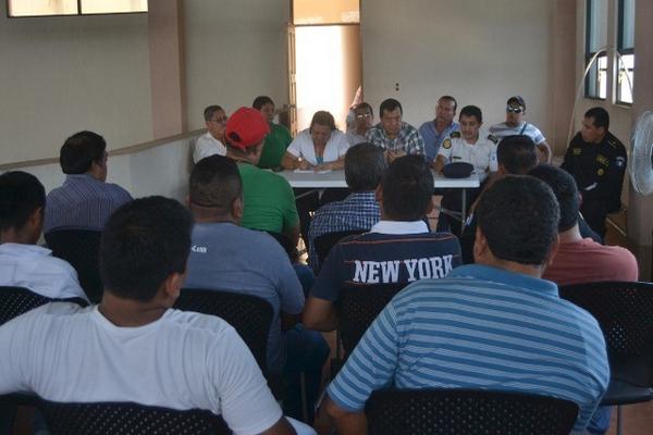 Representantes de los inconformes y autoridades ediles dialogan en la comuna de Malacatán respecto de las demandas de los transportistas. (Foto Prensa Libre: Alexander Coyoy)  <br _mce_bogus="1"/>