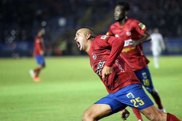 Maximiliano Callorda explota de emoción tras la anotación. (Foto Prensa Libre: Hemeroteca PL)