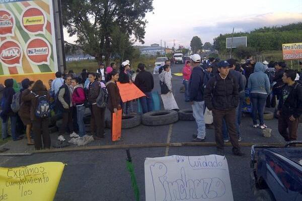 Trabajadores de salud bloquean kilómetro 160 hacia Jalapa. (Foto cortesía del usuario @diieggo_antt)