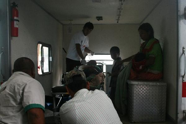 Paramédicos trasladan a un hombre   en una  ambulancia municipal de Jocotán, luego de haber sido  herido por una bala perdida, en la aldea Las Flores.